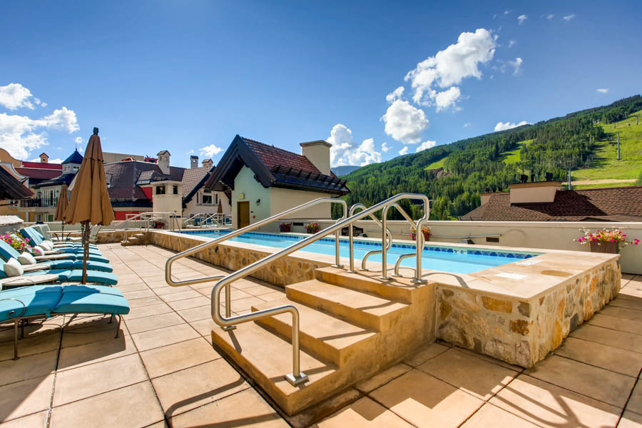 15_Arrabelle_Pool_17_0810