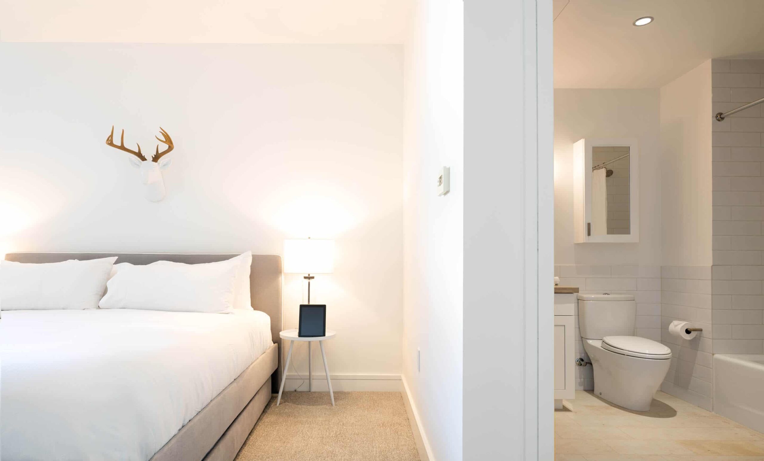 EWH_Solaris_PHFE-21_GuestBedAndBath3